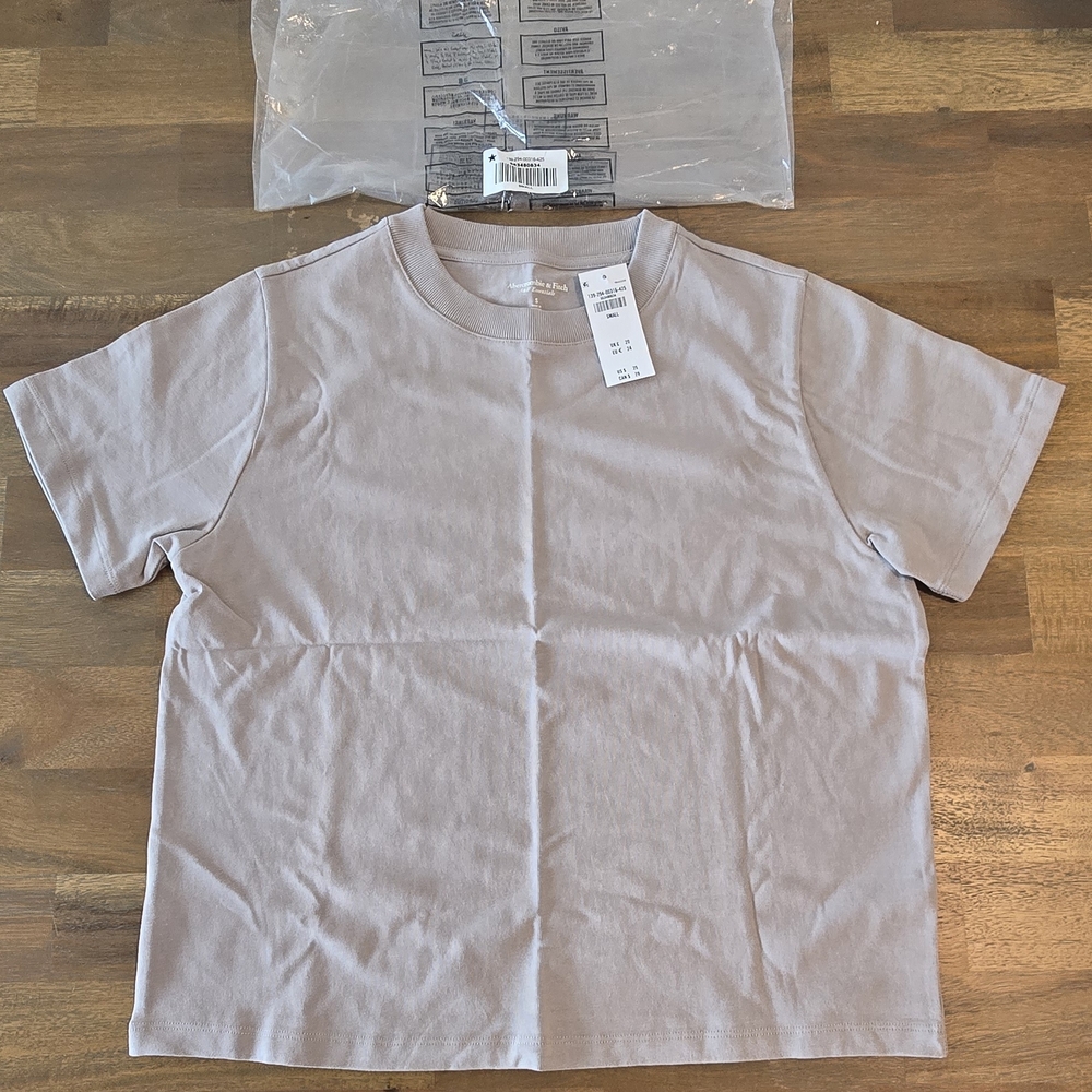 NWT Ambercrombie & Fitch Essential Premium Easy Tee SMALL